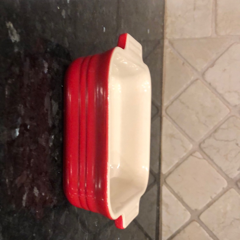 Le creuset baking dish Used once. 6 x 6 inches